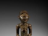 une statue en bronze représentant un homme avec un serpent sur le bras