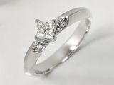 une photo d'une bague en diamant sur fond blanc