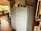 une photo d'une cuisine avec un réfrigérateur à l'intérieur