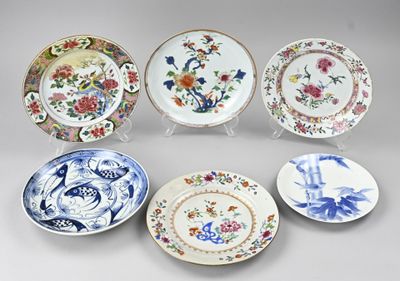 six assiettes aux motifs variés, disposées sur un fond gris