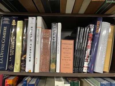 de nombreux livres qui se trouvent sur une étagère de la bibliothèque