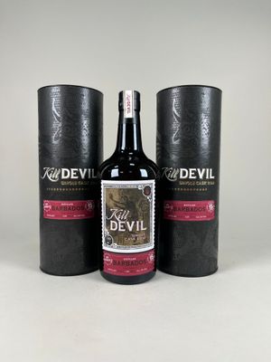 trois bouteilles de « vin du diable » posées les unes à côté des autres sur une table