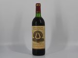 l'image d'une bouteille de vin posée sur une table