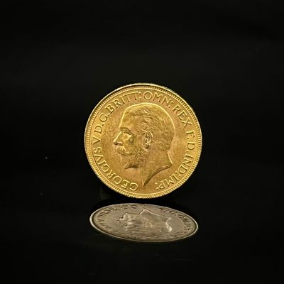 gros plan d'une pièce de monnaie sur une surface noire avec un fond noir