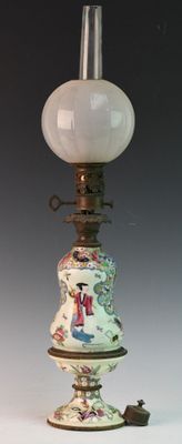 une lampe surmontée d'un abat-jour en verre