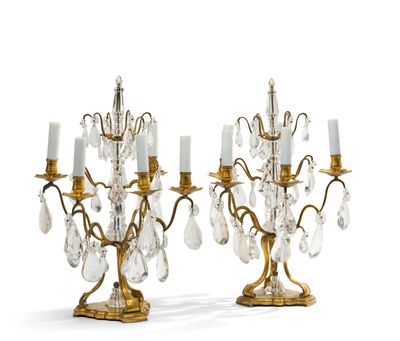 PAIRE DE GIRANDOLES à cinq feux en bronze doré et cristal de…