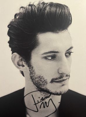 une photo en noir et blanc d'un homme barbu