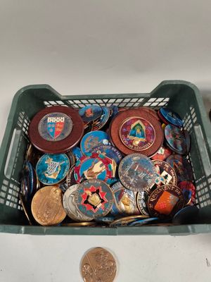 un panier vert rempli de pièces et d'un centime