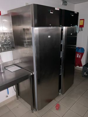 un réfrigérateur et un évier dans une petite cuisine