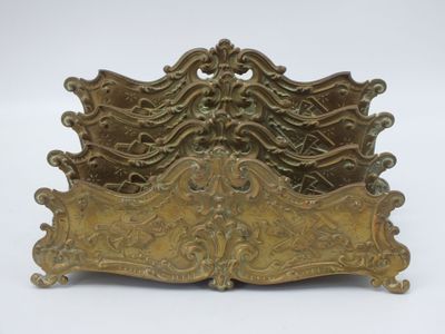 une vieille plaque en laiton ornée d'un motif décoratif sur un fond blanc
