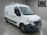 La camionnette blanche est garée dans une grande pièce.