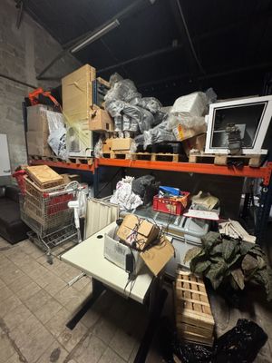 une pièce avec beaucoup d'objets sur les étagères