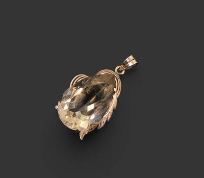 un pendentif en or jaune orné d'une grande citrine facettée