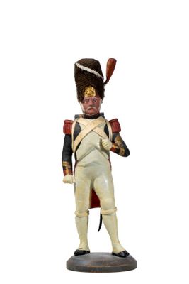 statue d'un homme en uniforme, une épée à la main, sur fond blanc