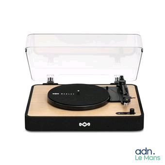 une photo d'un tourne-disque posé sur une table en bois