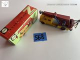 un petit camion jouet et une boîte posés sur une table
