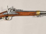 un vieux pistolet avec une crosse en bois et un canon en métal