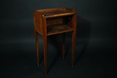 Table de chevet en bois à décor ajouré en forme de coeur.