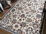 une photo d'un tapis dans une pièce avec une cheminée et un fauteuil