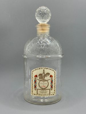 une bouteille en verre à l'ancienne, munie d'un bouchon en liège