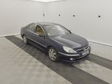 la photo d'une voiture dans un garage au sol en damier