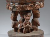 une vieille table en bois avec des sculptures sur le plateau