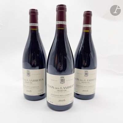 trois bouteilles de vin posées sur une table l'une à côté de l'autre