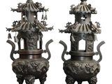 paire de vases chinois en bronze surmontés de figures