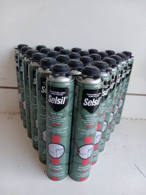 six canettes de soda posées sur une table blanche