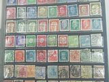 un livre avec des timbres, posé sur une table