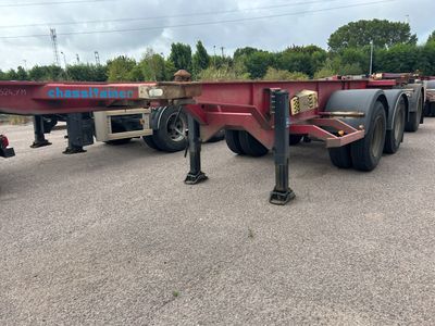 une semi-remorque à plateau garée sur un parking