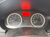 un gros plan du tableau de bord d'une voiture, avec un compteur de vitesse et d'autres jauges
