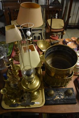 une table sur laquelle se trouvent de nombreux objets et une lampe