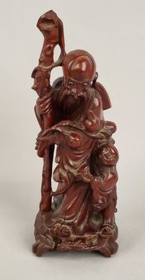 figurine chinoise en bois sculpté représentant un homme avec un enfant