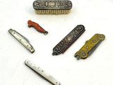 cinq types différents de brosses à cheveux posées sur une surface blanche