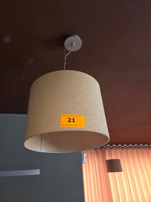 une lampe suspendue au plafond dans la pièce