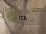 un seau en métal contenant un citron vert, posé sur une table