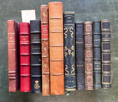 plusieurs vieux livres sont alignés sur une table