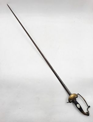 une vieille épée avec un manche en bois sur une surface blanche