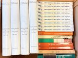 de nombreux livres dans une boîte en carton posée sur la table