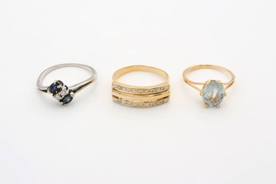 trois bagues en or ornées de pierres bleues et blanches