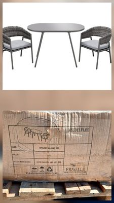deux chaises et une table posées sur une palette
