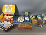 un grand nombre d'objets différents posés sur une table