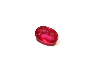 une pierre rouge rubis sur un fond blanc