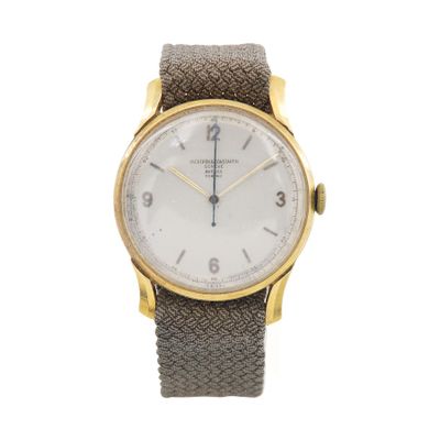 gros plan d'une montre sur fond blanc