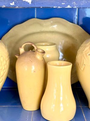 trois vases et un bol posés sur une étagère