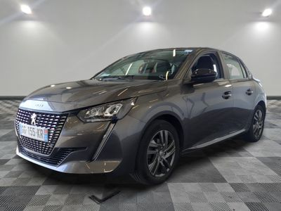 la voiture grise est garée sur un sol en damier dans le garage