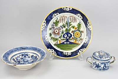 une assiette bleue et blanche sur laquelle sont posés un bol et une soucoupe