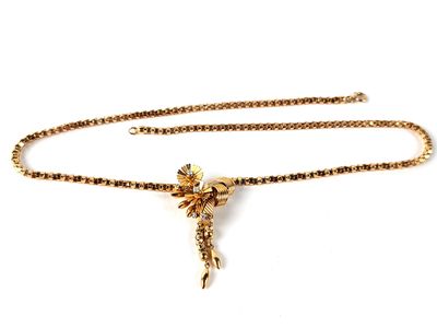 Gros plan sur un collier en or orné d'une croix