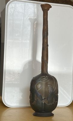un vase posé sur une table, avec un miroir en arrière-plan